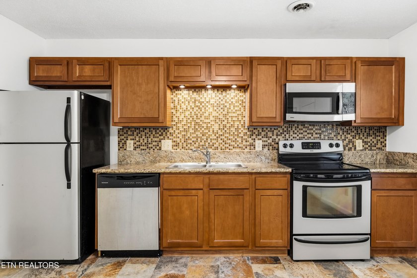 Move in ready, updated, one level living, main floor condo just - photo 9