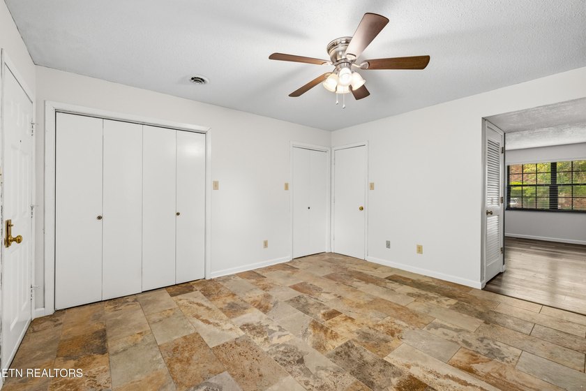 Move in ready, updated, one level living, main floor condo just - photo 10