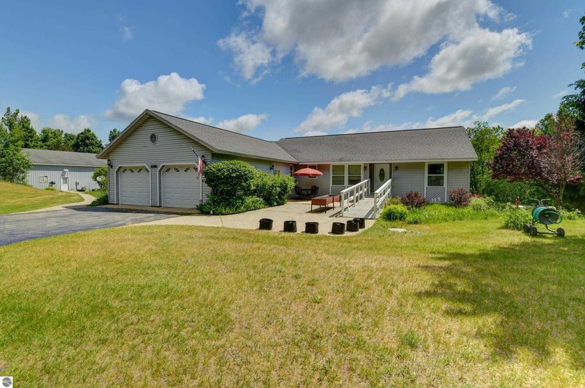Rare opportunity to own a spacious 10 bedroom country estate on - photo 3