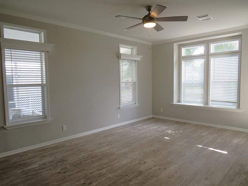 You will love this pre-owned 2021 Palm Harbor 3/2 split plan - photo 5