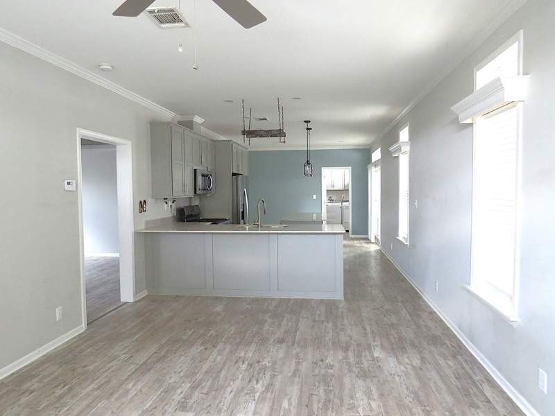 You will love this pre-owned 2021 Palm Harbor 3/2 split plan - photo 6