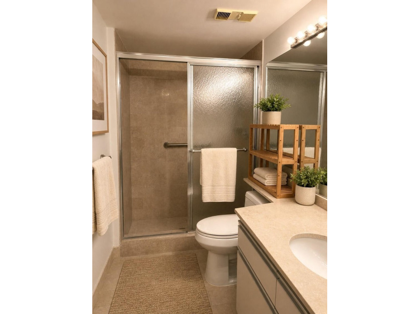 Spacious, beautifully maintained 2nd floor condo in Boca Pointe - photo 6