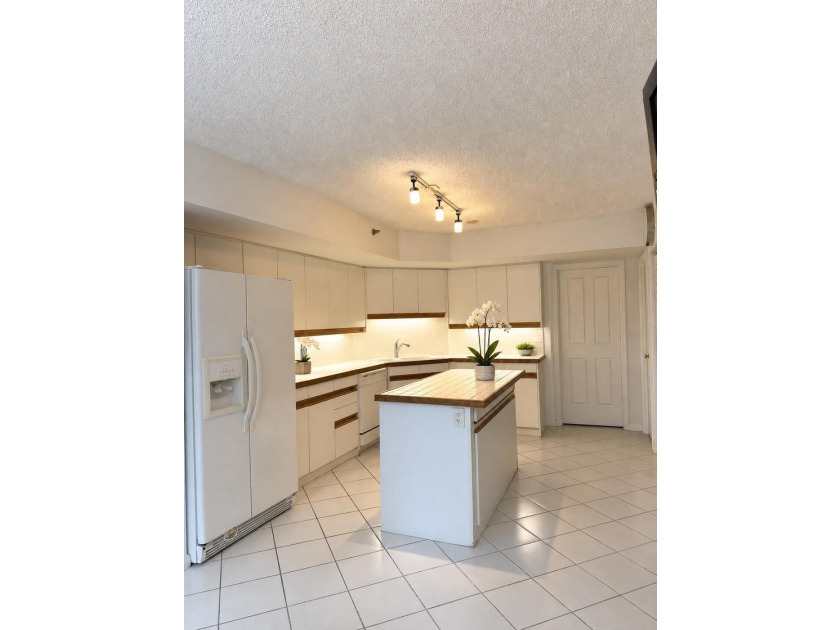 Spacious, beautifully maintained 2nd floor condo in Boca Pointe - photo 8