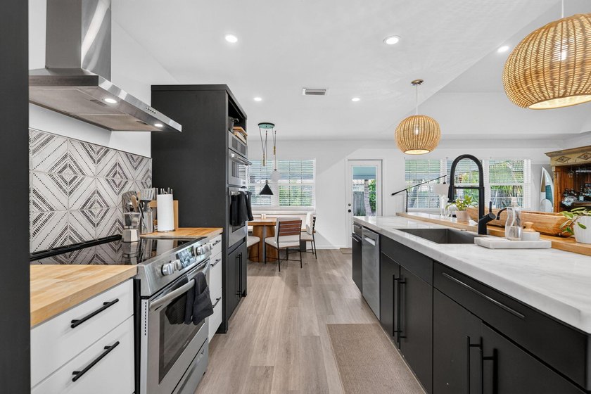 Welcome to this beautifully updated 3-bedroom, 2-bathroom - photo 3