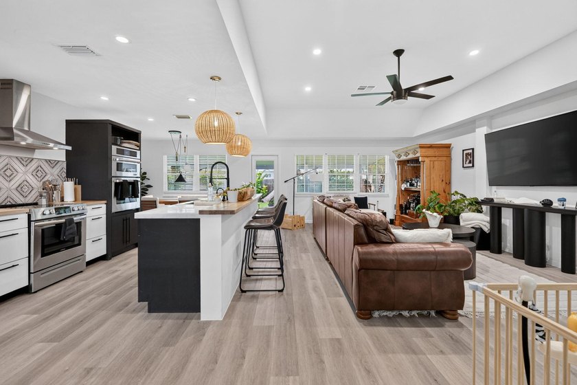 Welcome to this beautifully updated 3-bedroom, 2-bathroom - photo 6