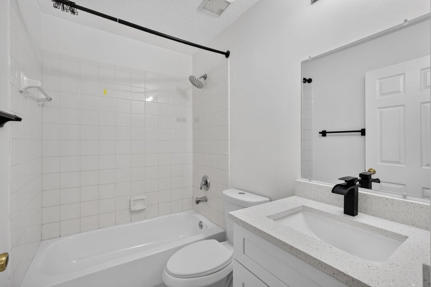 Welcome to this beautifully updated 3-bedroom, 2.5-bath 2 story - photo 19