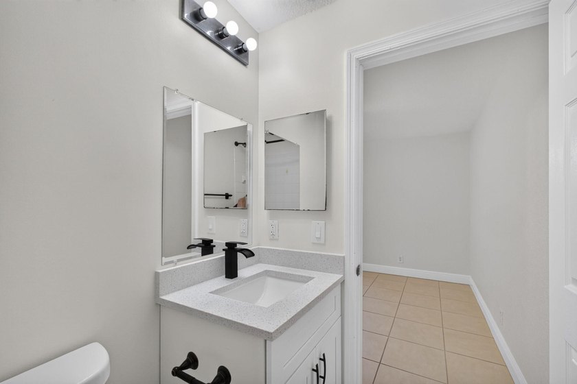 Welcome to this beautifully updated 3-bedroom, 2.5-bath 2 story - photo 20