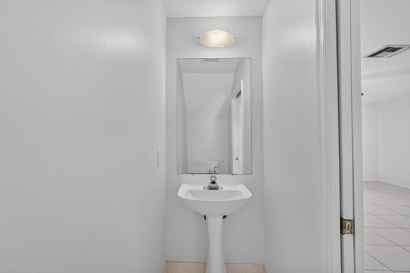 Welcome to this beautifully updated 3-bedroom, 2.5-bath 2 story - photo 27