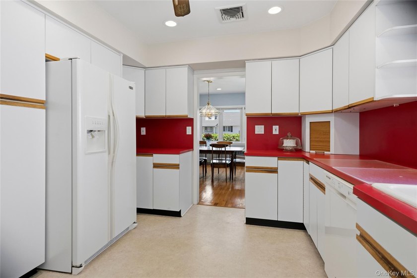 WELCOME TO YOUR NEXT HOME! SOLID BUILT 1957 HARDWOOD FLOORS - photo 20