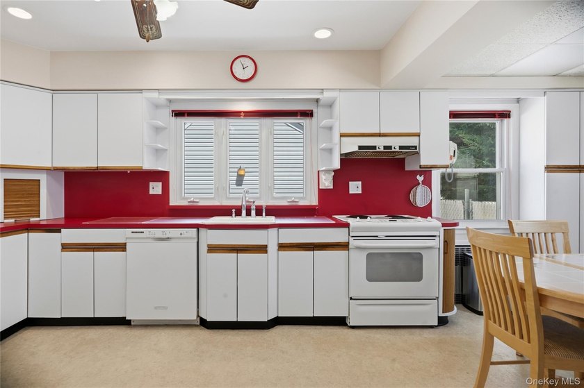 WELCOME TO YOUR NEXT HOME! SOLID BUILT 1957 HARDWOOD FLOORS - photo 21