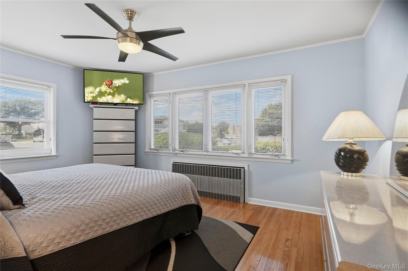 WELCOME TO YOUR NEXT HOME! SOLID BUILT 1957 HARDWOOD FLOORS - photo 25
