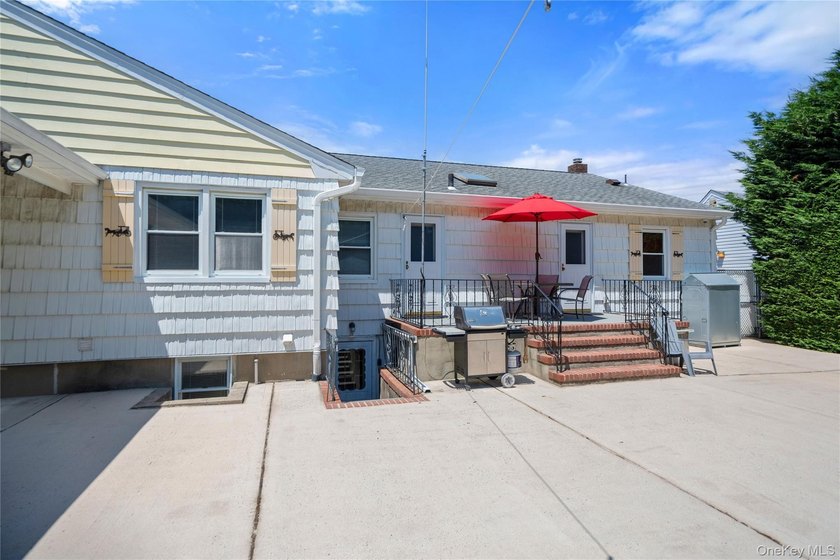 WELCOME TO YOUR NEXT HOME! SOLID BUILT 1957 HARDWOOD FLOORS - photo 46