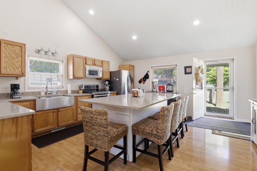 Highly desirable Lake Montcalm waterfront! Offering a turn-key - photo 11