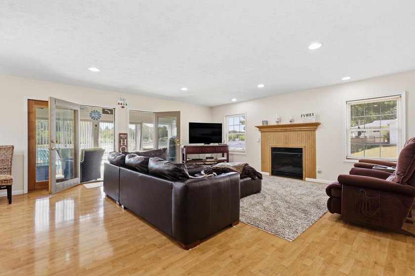 Highly desirable Lake Montcalm waterfront! Offering a turn-key - photo 16