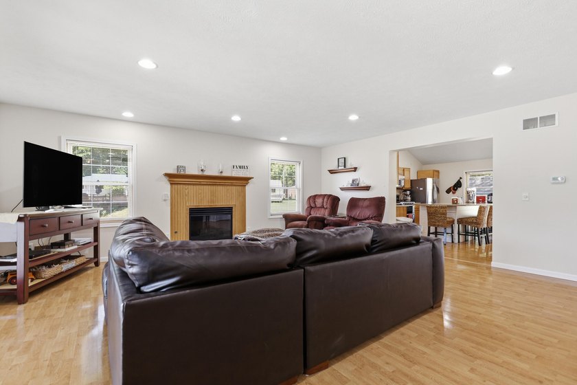 Highly desirable Lake Montcalm waterfront! Offering a turn-key - photo 17