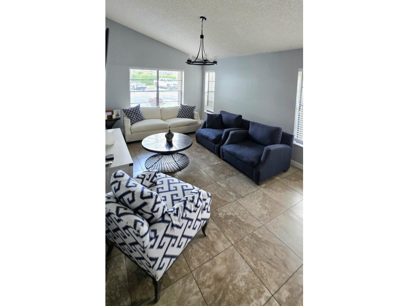 Welcome home to this beautifully upgraded 3 bedroom, 2 - photo 4