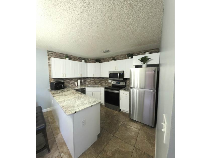Welcome home to this beautifully upgraded 3 bedroom, 2 - photo 5