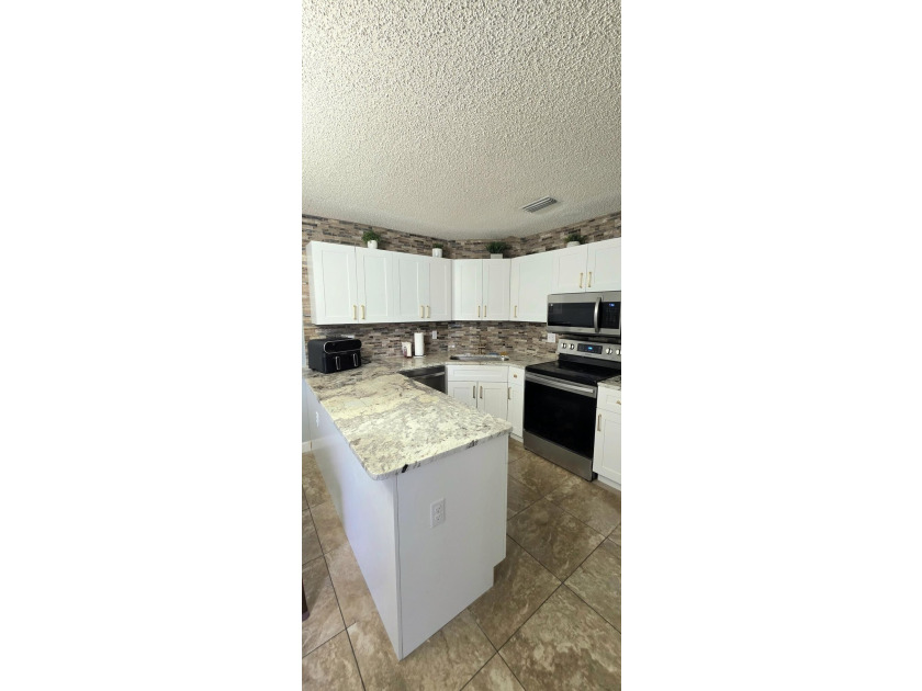 Welcome home to this beautifully upgraded 3 bedroom, 2 - photo 6