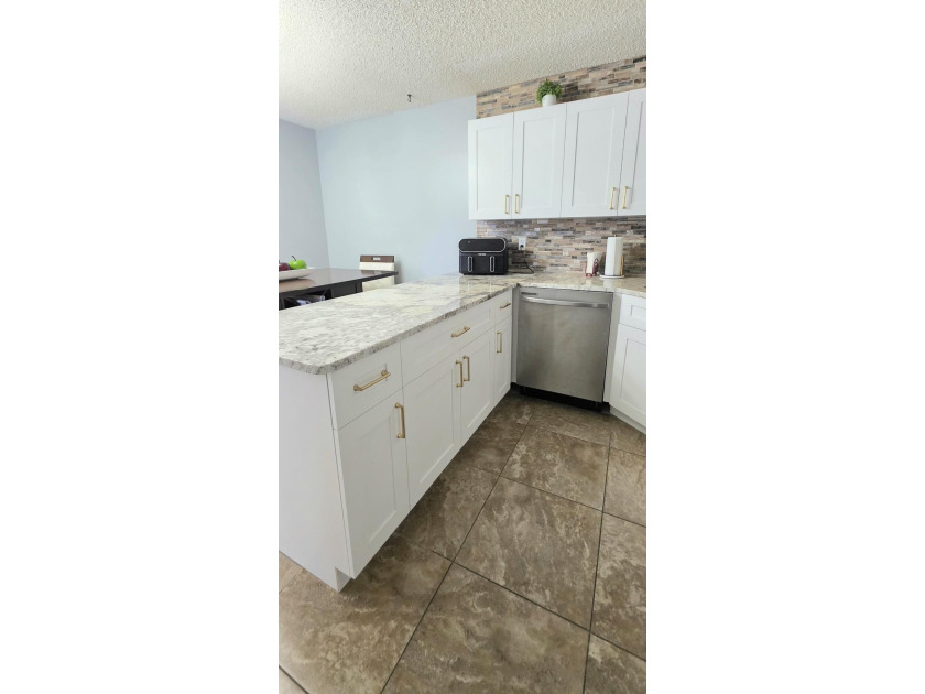 Welcome home to this beautifully upgraded 3 bedroom, 2 - photo 7