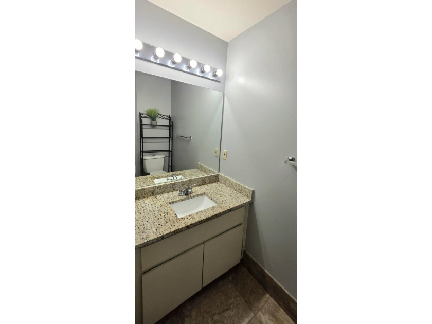 Welcome home to this beautifully upgraded 3 bedroom, 2 - photo 10