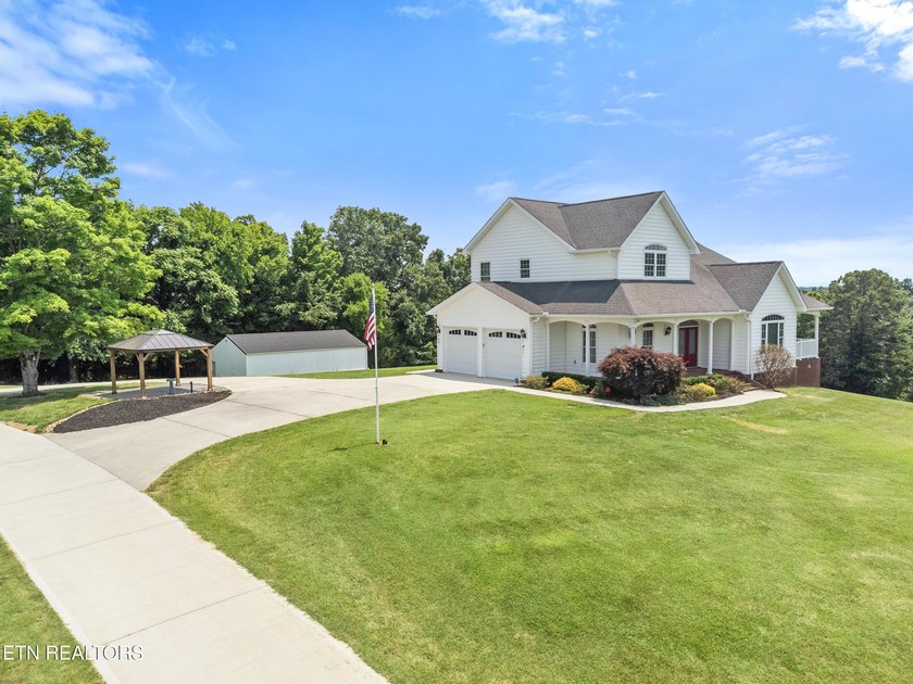 Welcome to your perfect country retreat! Perched atop a hill - photo 3