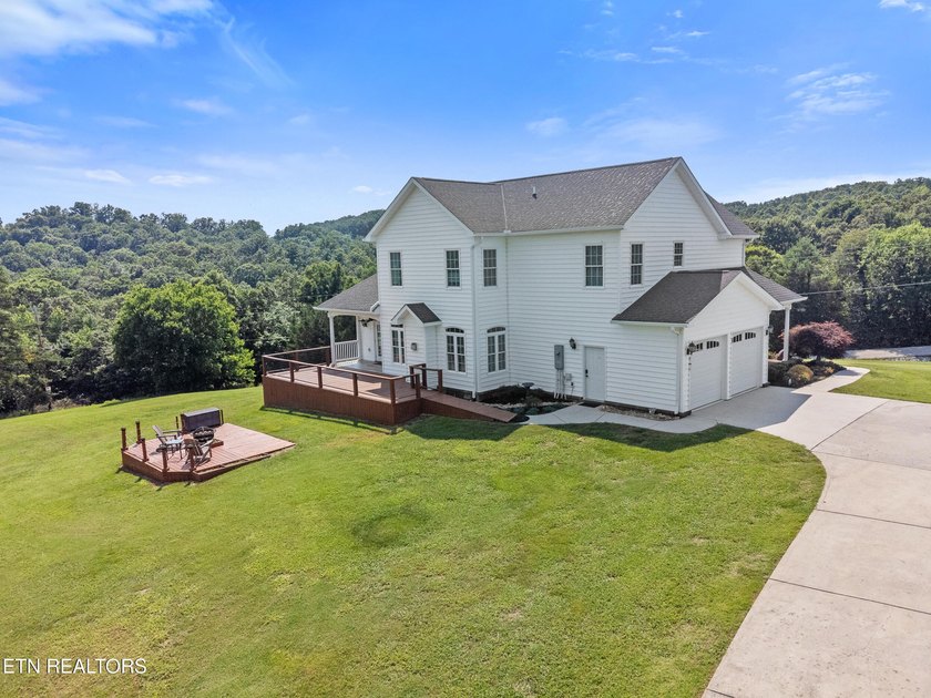 Welcome to your perfect country retreat! Perched atop a hill - photo 4