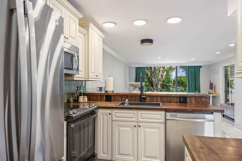 Priced to sell! This well-maintained 2-bedroom, 2-bathroom condo - photo 4