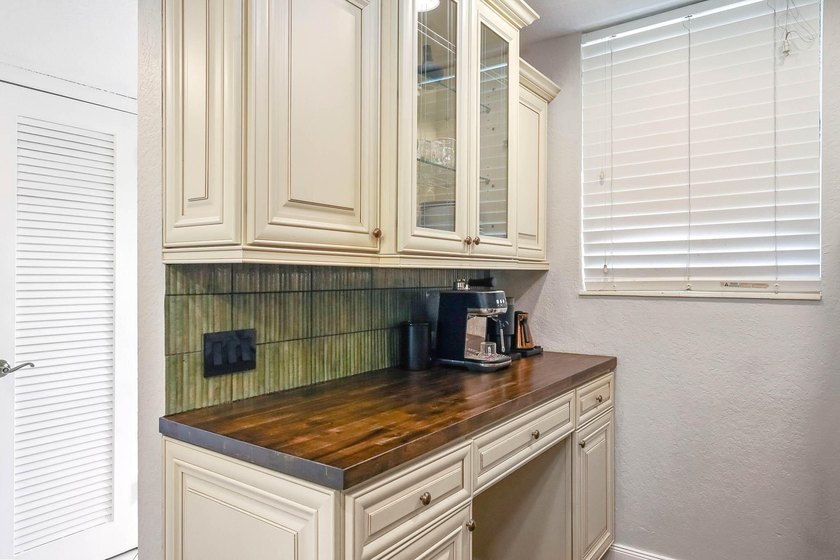Priced to sell! This well-maintained 2-bedroom, 2-bathroom condo - photo 6
