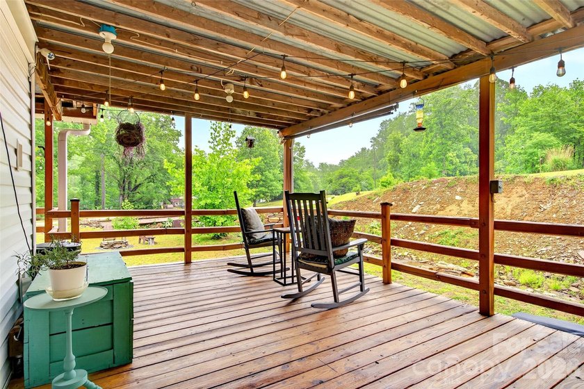 Creekside Mountain Retreat with Views, Dual Decks &amp; Flexible - photo 12