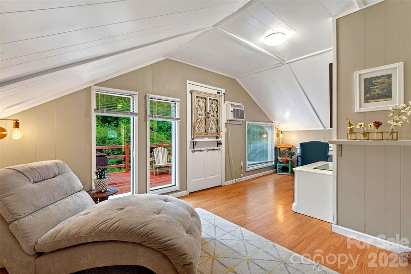 Creekside Mountain Retreat with Views, Dual Decks &amp; Flexible - photo 13
