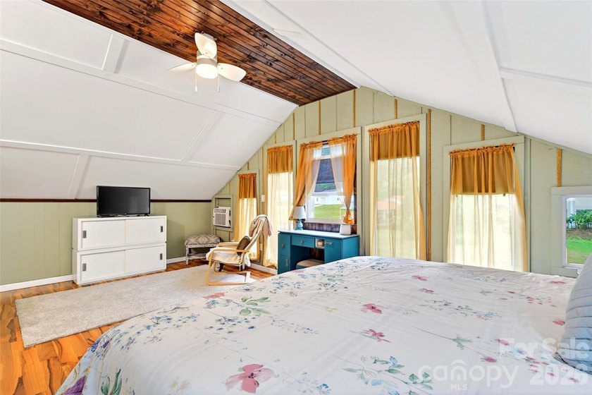 Creekside Mountain Retreat with Views, Dual Decks &amp; Flexible - photo 17