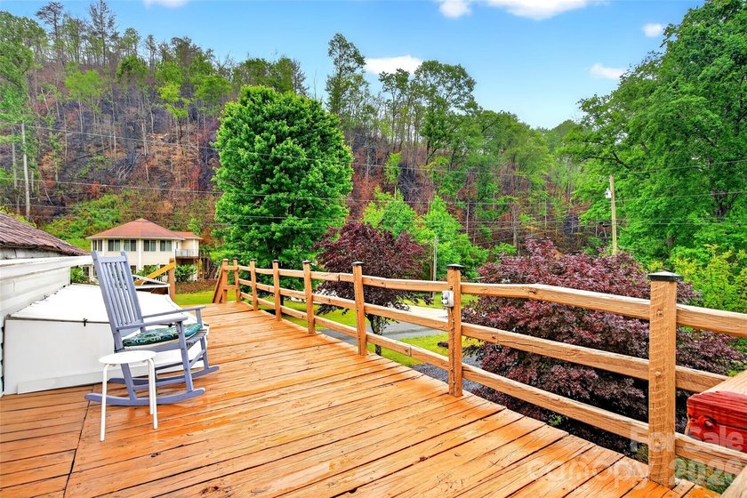 Creekside Mountain Retreat with Views, Dual Decks &amp; Flexible - photo 23