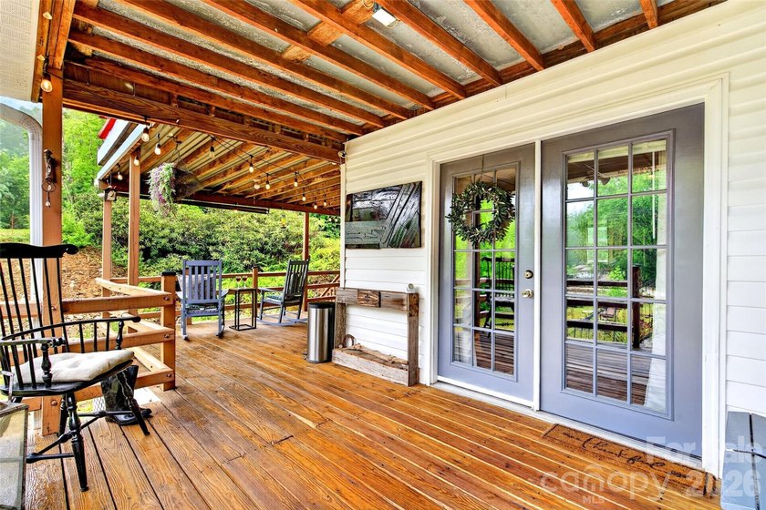 Creekside Mountain Retreat with Views, Dual Decks &amp; Flexible - photo 25