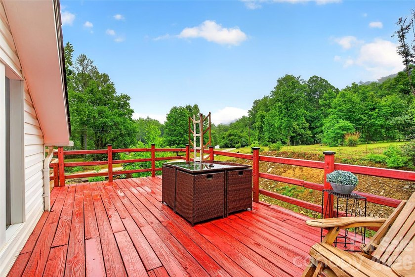 Creekside Mountain Retreat with Views, Dual Decks &amp; Flexible - photo 26