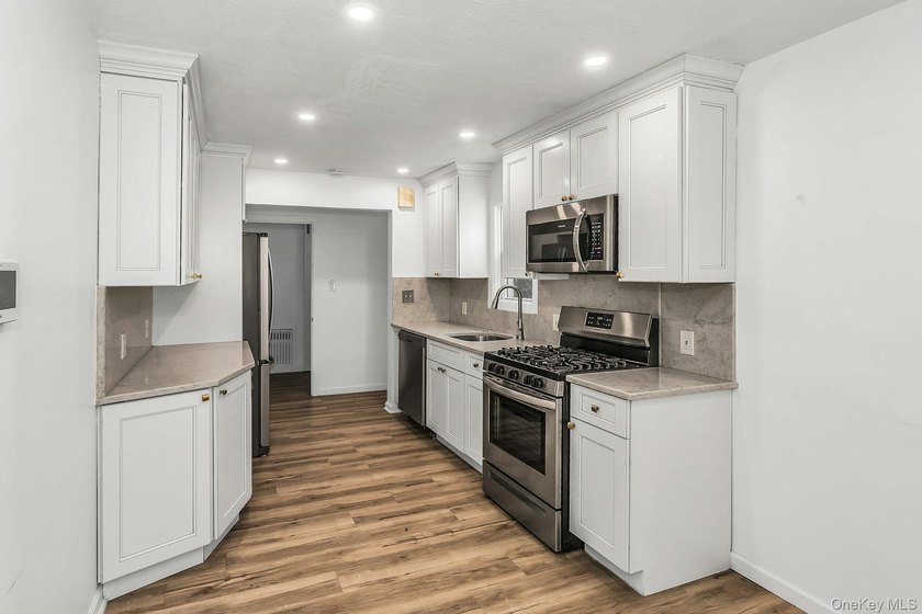 Welcome to your elegant and spacious remodeled, 6+ bedroom, 5 - photo 5