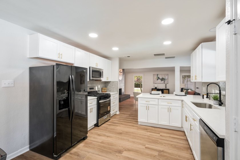 Welcome to this beautifully fully updated 5-bedroom, 4-bathroom - photo 13