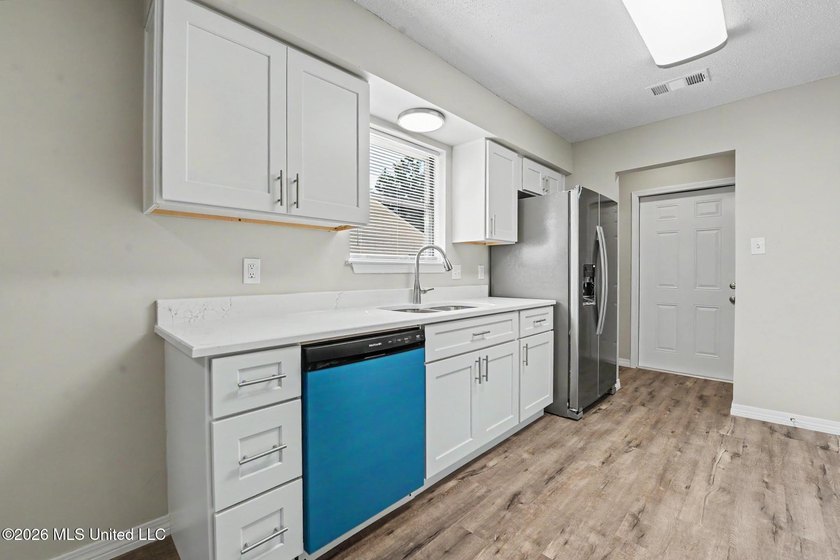 Beautifully updated 3-bedroom, 2-bath home tucked away on a - photo 6