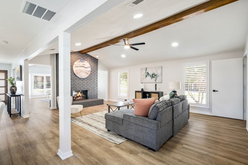 Welcome to this beautifully fully updated 5-bedroom, 4-bathroom - photo 16