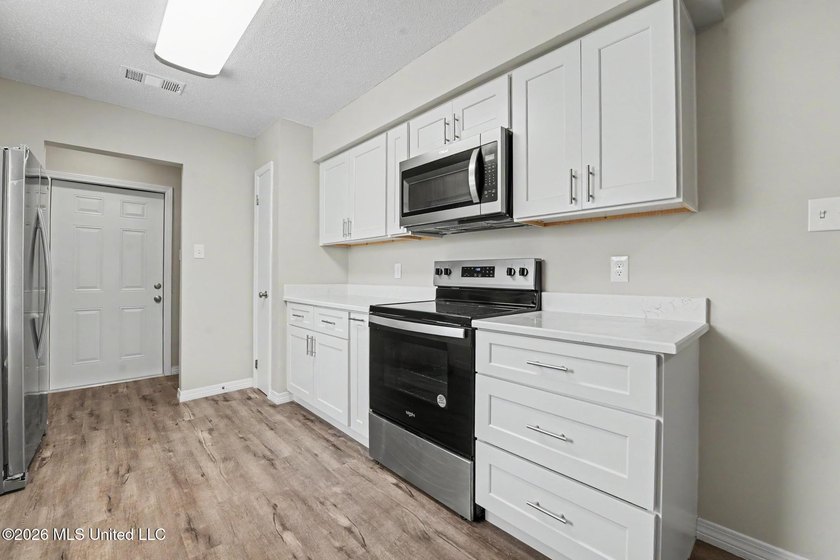 Beautifully updated 3-bedroom, 2-bath home tucked away on a - photo 7