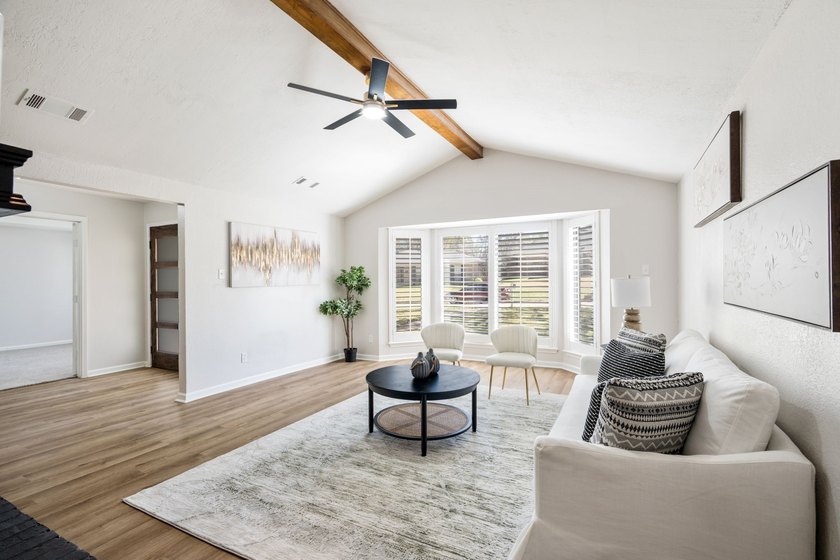 Welcome to this beautifully fully updated 5-bedroom, 4-bathroom - photo 17