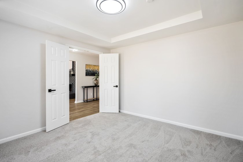 Welcome to this beautifully fully updated 5-bedroom, 4-bathroom - photo 18