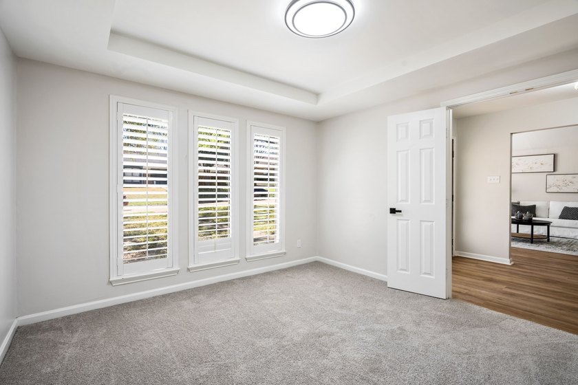 Welcome to this beautifully fully updated 5-bedroom, 4-bathroom - photo 19