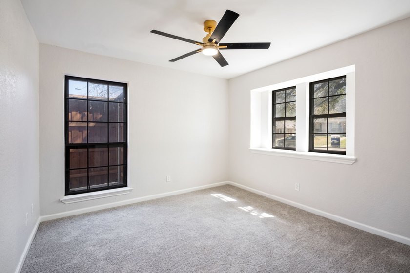 Welcome to this beautifully fully updated 5-bedroom, 4-bathroom - photo 21