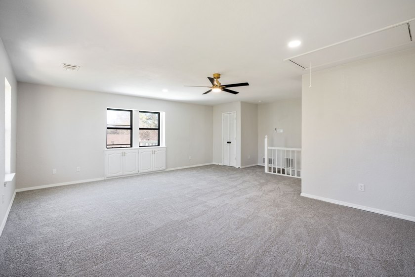 Welcome to this beautifully fully updated 5-bedroom, 4-bathroom - photo 24