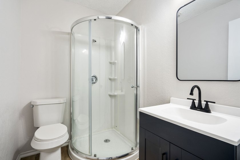 Welcome to this beautifully fully updated 5-bedroom, 4-bathroom - photo 25