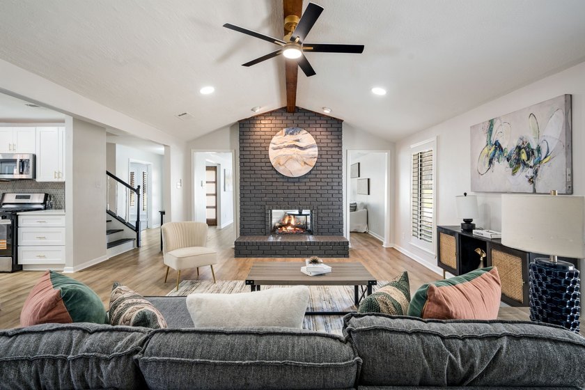 Welcome to this beautifully fully updated 5-bedroom, 4-bathroom - photo 26