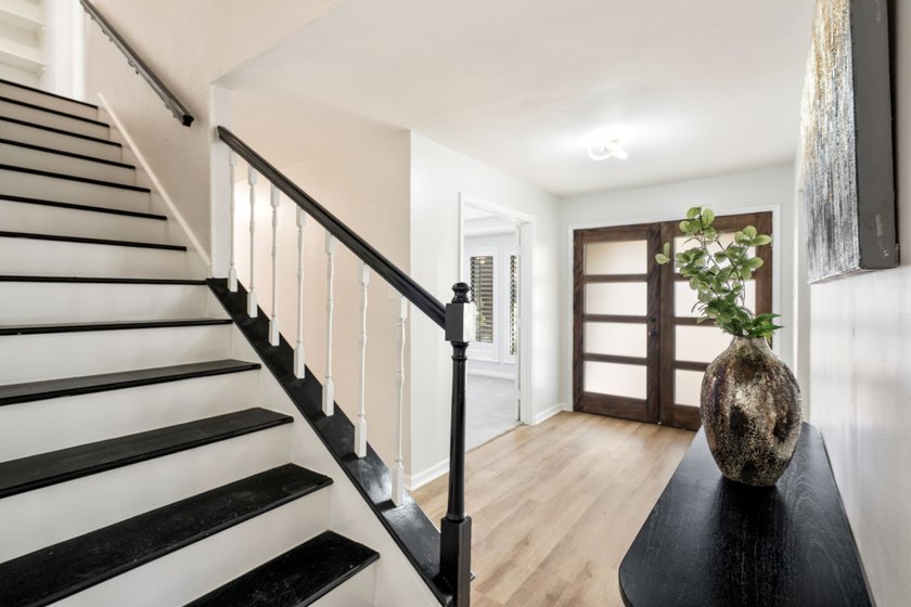 Welcome to this beautifully fully updated 5-bedroom, 4-bathroom - photo 27