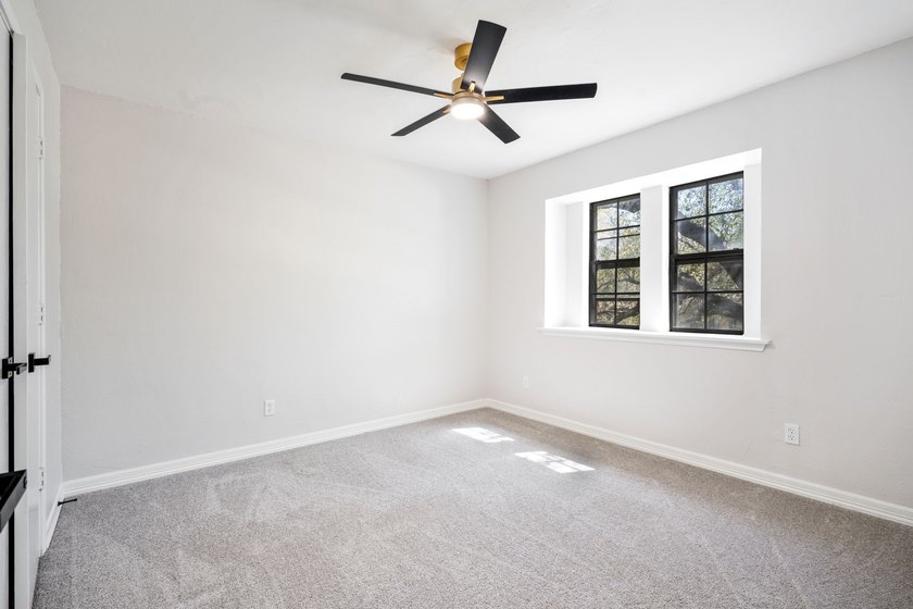 Welcome to this beautifully fully updated 5-bedroom, 4-bathroom - photo 28