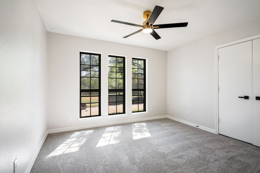 Welcome to this beautifully fully updated 5-bedroom, 4-bathroom - photo 29