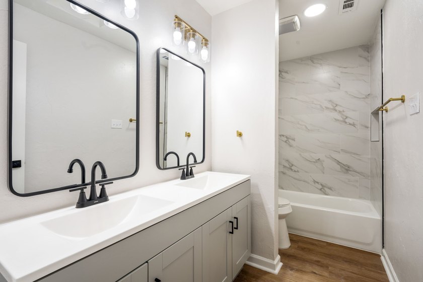 Welcome to this beautifully fully updated 5-bedroom, 4-bathroom - photo 31